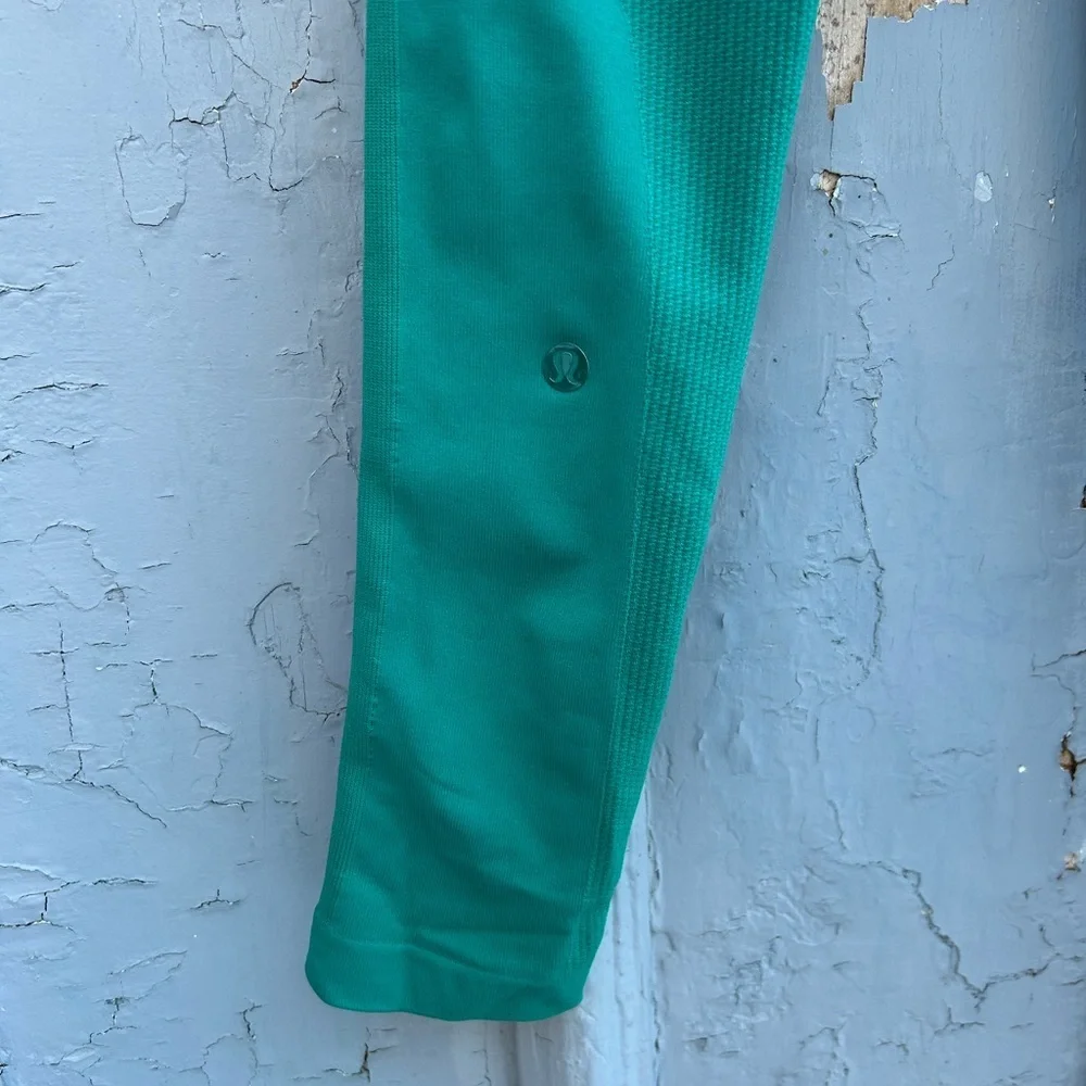 Lululemon Zone In Compression Tight, size 4 - Picture 8 of 9